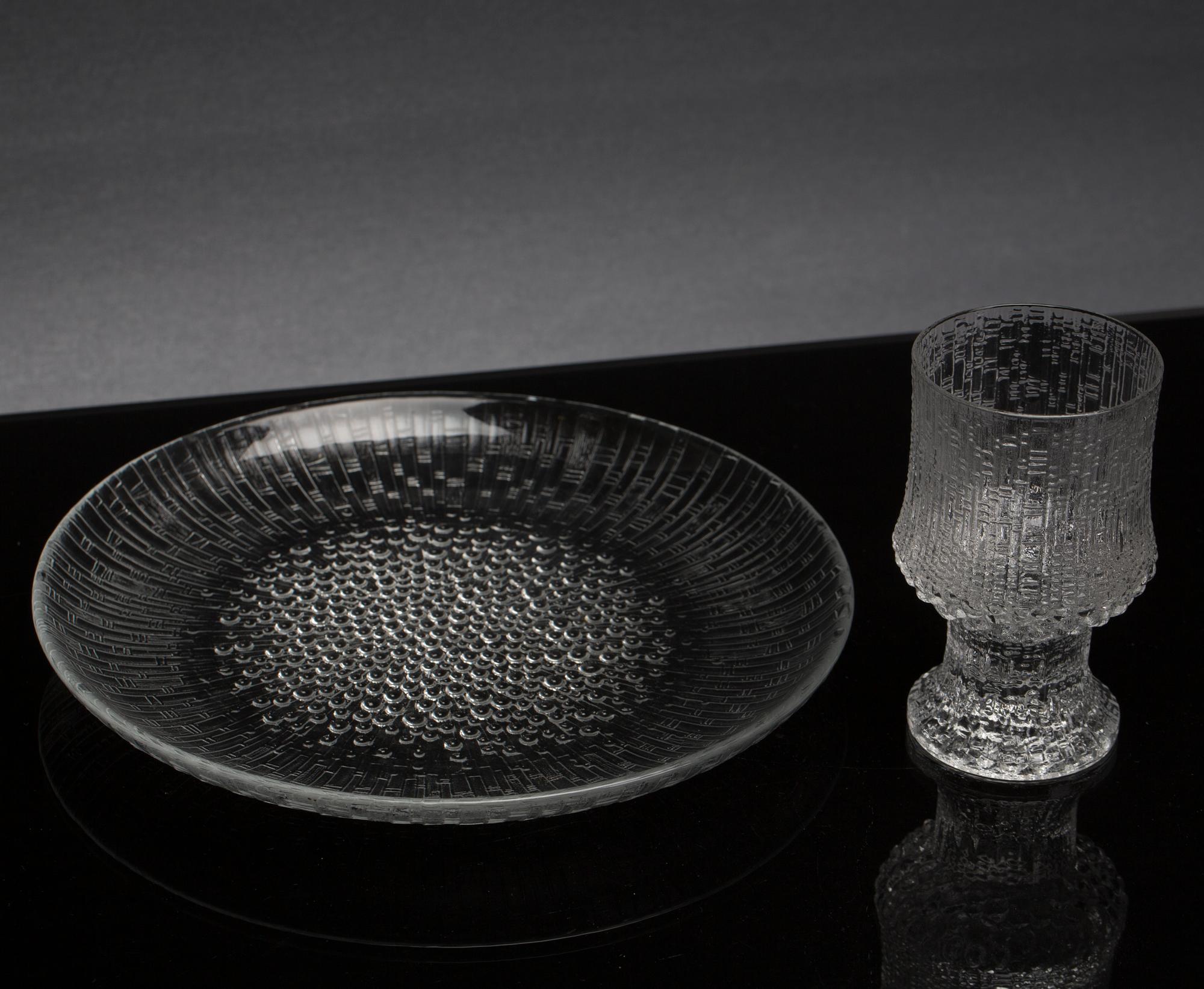 TAPIO WIRKKALA,  glas samt tallrikar, 12+12 st "Ultima Thule", Iittala. Formgiven 1968.
