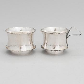 LJUSSTAKE, SOCKERSKÅL och GRÄDDSNÄCKA, silver, Pirkan-Kulta oy, Tammerfors 1964 och 1966.