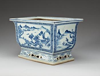 A blue and white jardiniere, Qing dynasty, 18th Century.