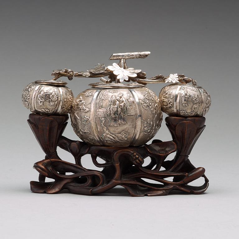 SKÅLAR MED LOCK, låghaltigt silver, Kina, 1900-talets första hälft.