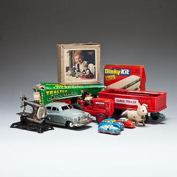 PARTI LEKSAKER, 8 delar. Bl a "Tractor with cargo trailer, Friction, Japan. 1900-tal.