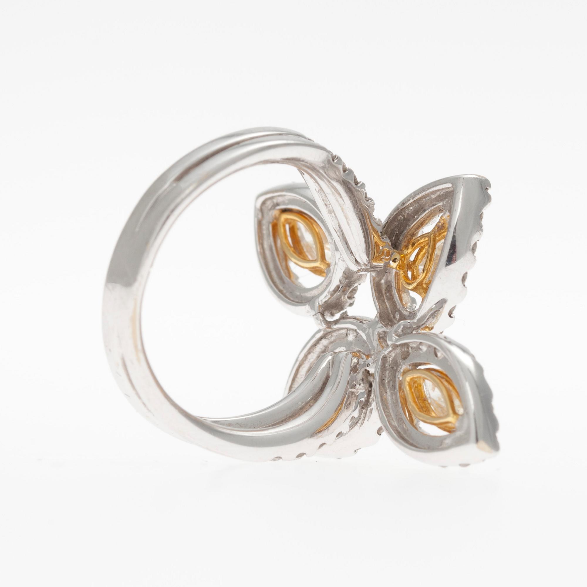 RING, 18K vitguld, ljusgula diamanter samt små färglösa diamanter tot. 2,87 ct. Vikt 2,87 g.