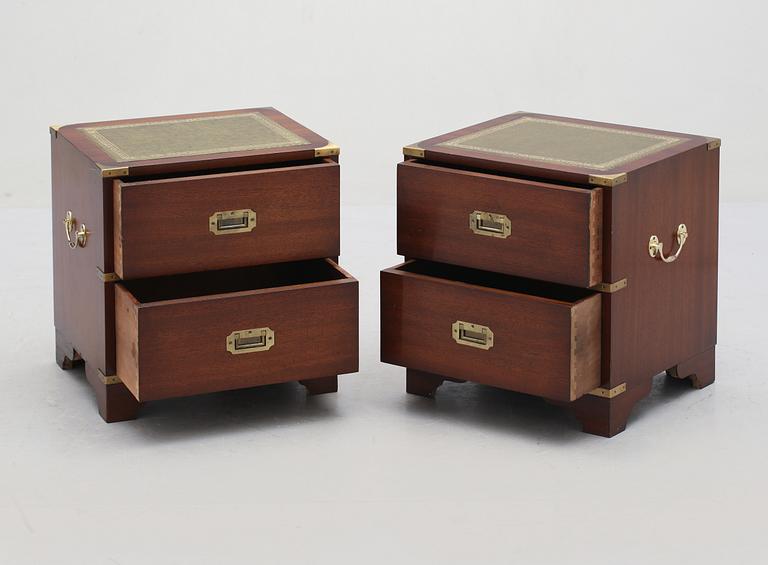 SÄNGBORD, ett par, engelsk stil, 1900-talets andra hälft.