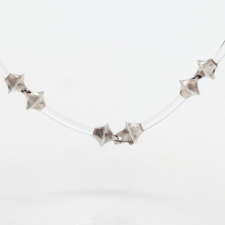 Björn Weckström, kaulakoru, "Destinina", hopeaa, akryylia.