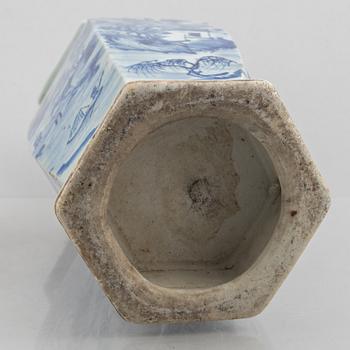 A blue and white vase, a brush pot and an urn with cover, porcelain, China, late Qing dynasty & 20th century.