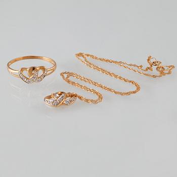 HÄNGE SAMT RING, 18K guld med 10 åttkantslipade diamanter. Vikt 3,5 gram.