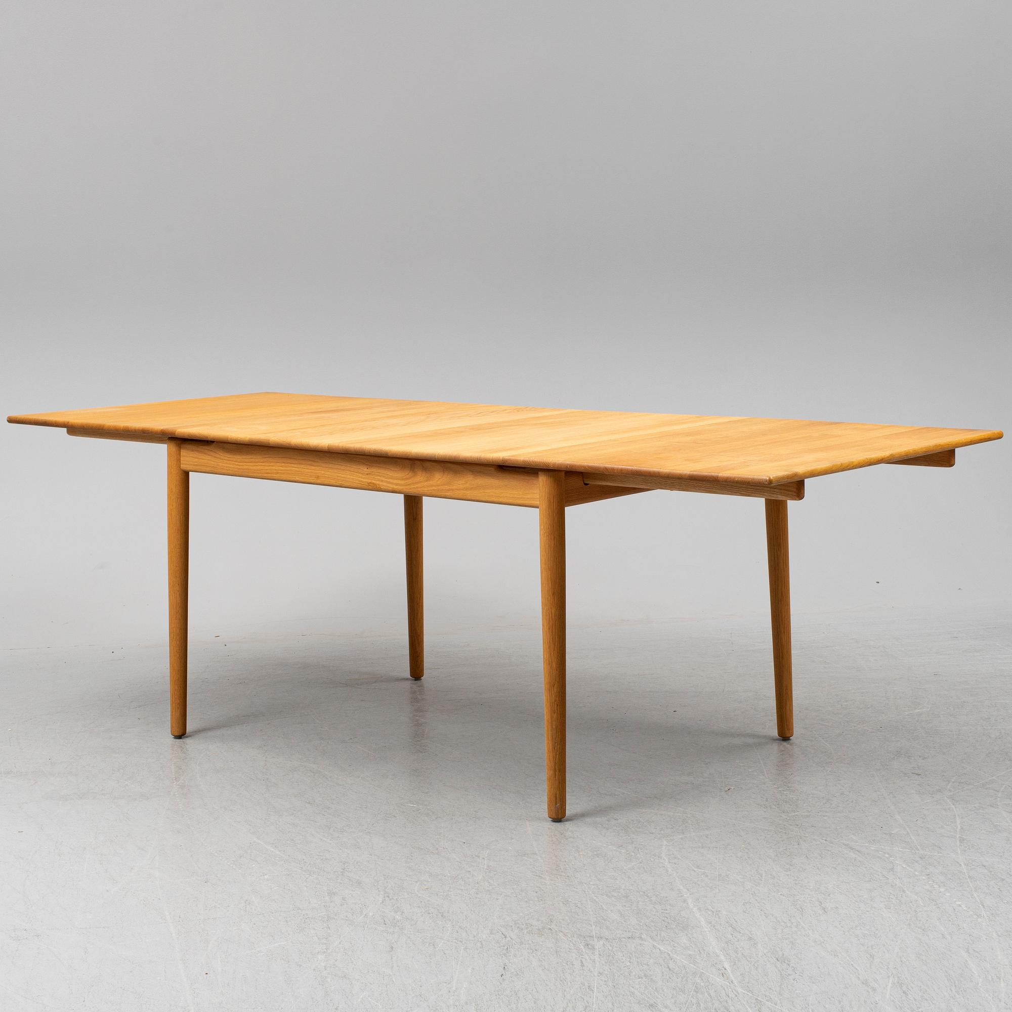 An oak dining table by Norrgavel.
