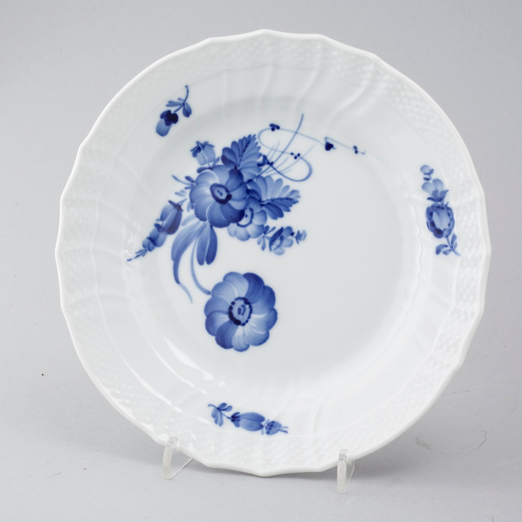 A porcelain tableware set of 44 pcs, "Blå blomst" by Royal Copenhagen, second half of the 20th century.