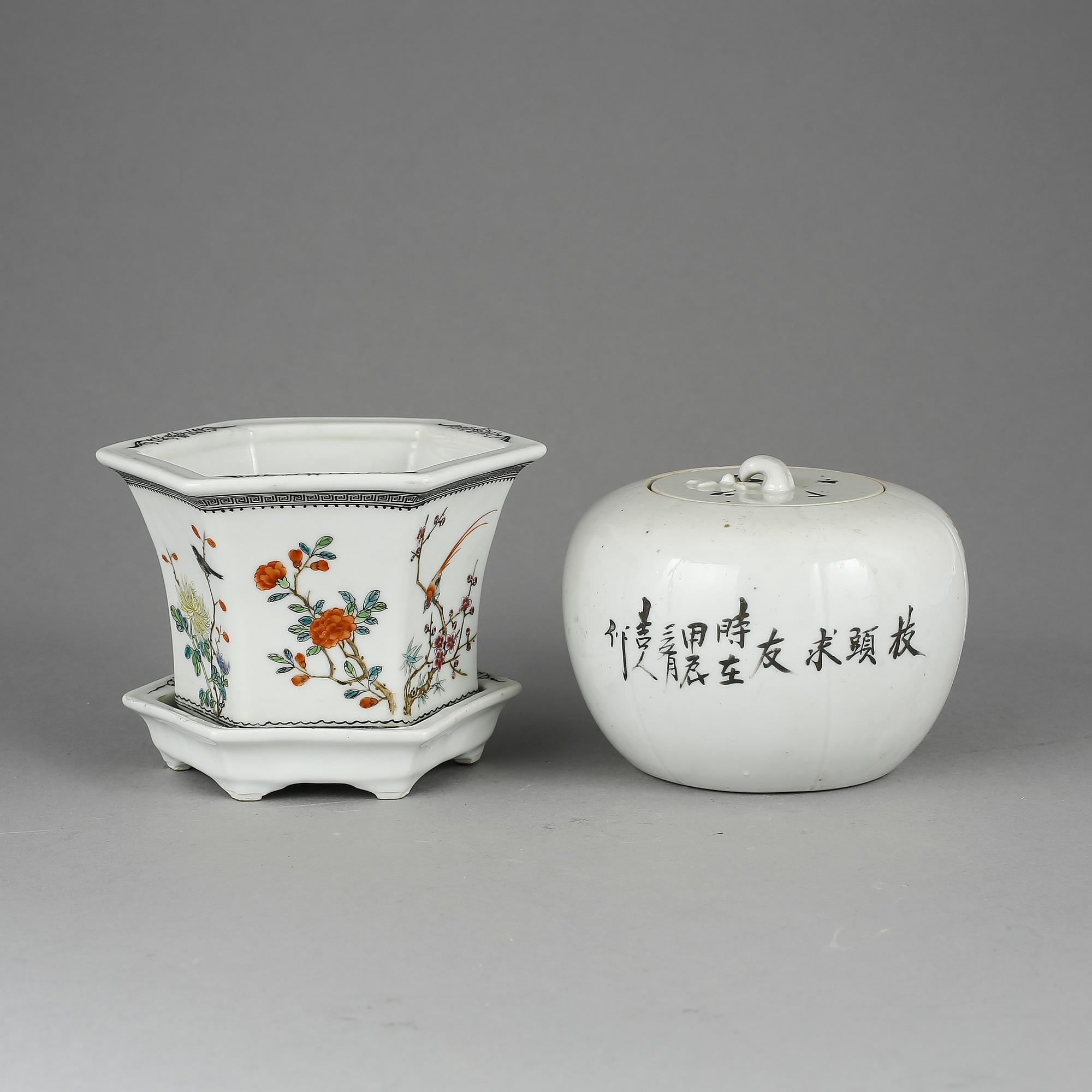 YTTERFODER samt ASK MED LOCK, porslin, Kina, 1900-tal.
