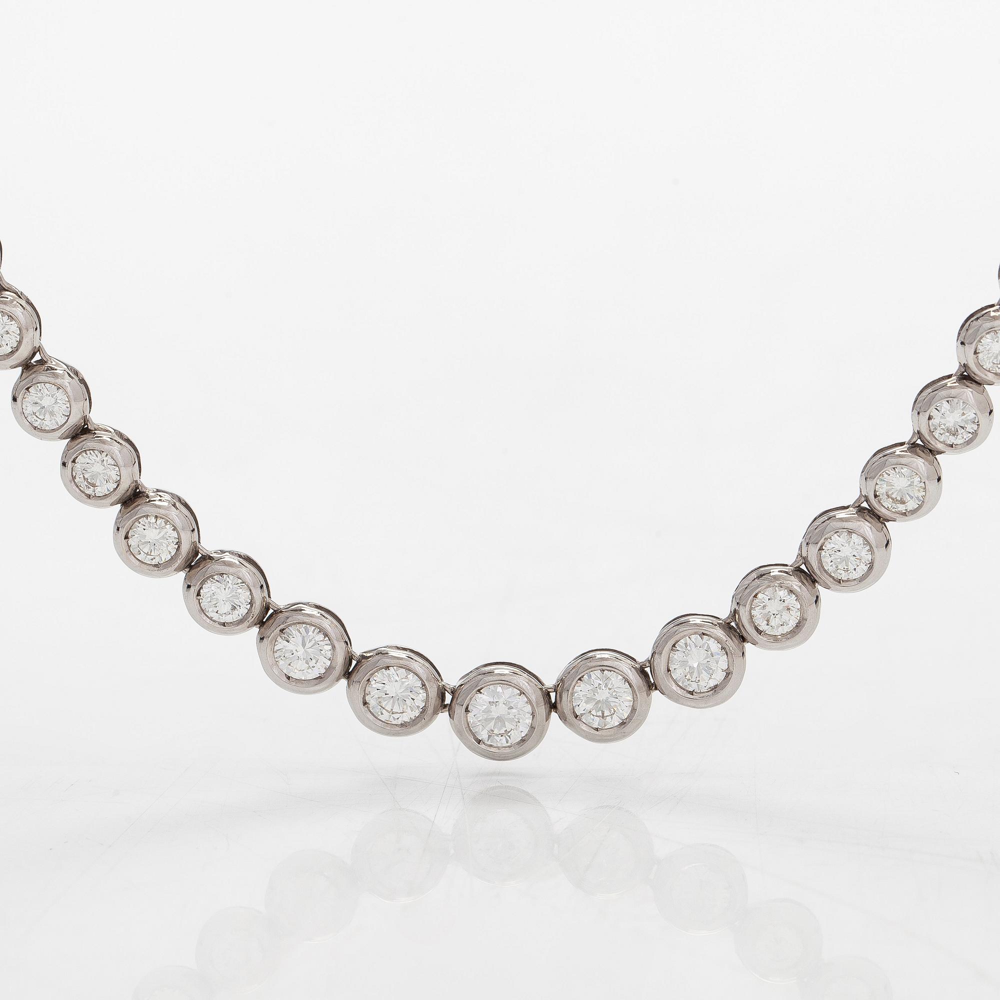 Collier, rivieré i 18K vitguld med runda briljantslipade diamanter.