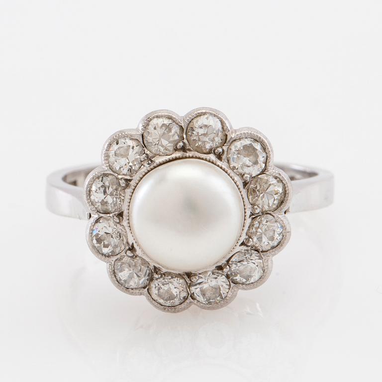 Ring in 18K white gold set with round old-cut diamonds and a cultured pearl.