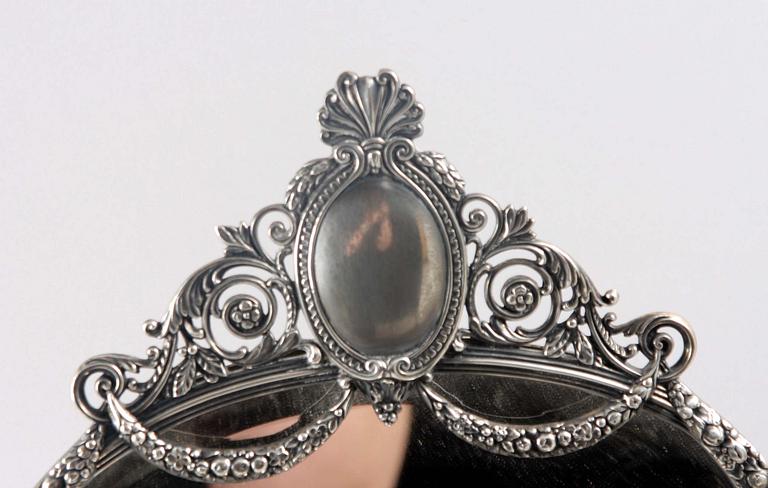 BORDSSPEGEL. WMF, försilvrad, Louis XVI-stil, efter 1909.