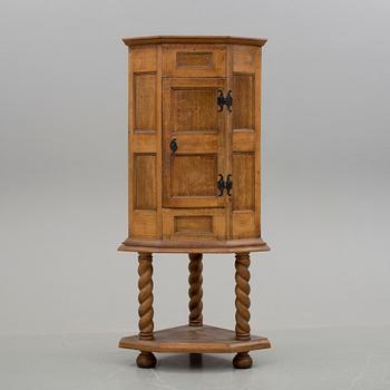 HÖRNSKÅP, sent 1700-tal.