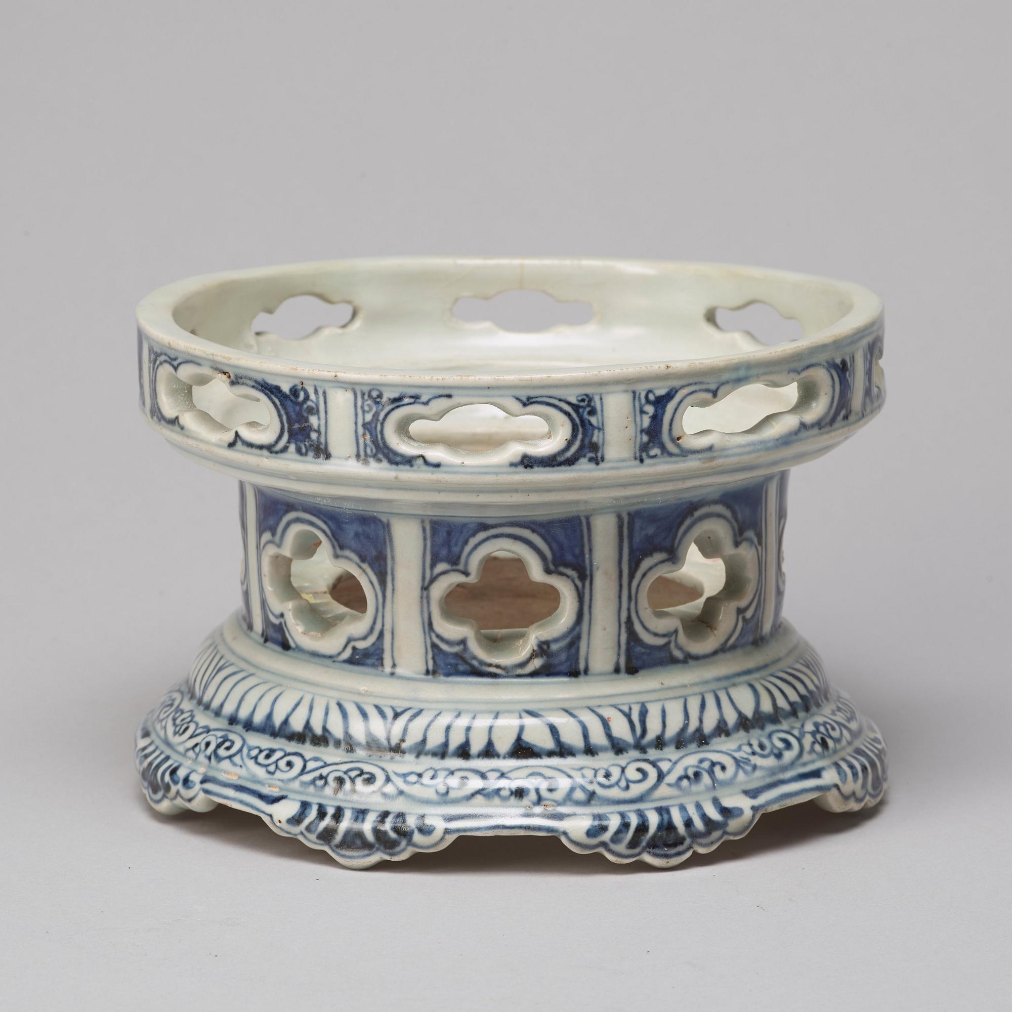 A blue and white porelain stand, Thailand, 17/18th Century.