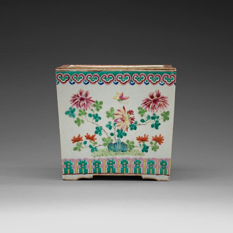 A famille rose flower pot, Qing dynasty, 19th Century.