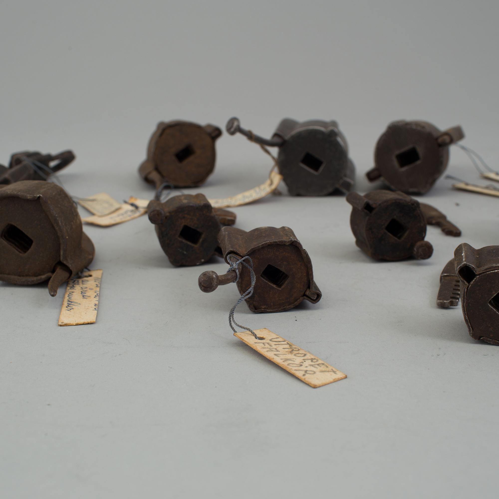 A lot of 14 iron locks mainly 18th century.