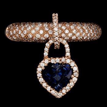 RING, carréslipade blå safirer och carré- och briljantslipade diamanter, hängande vändbart hjärta.