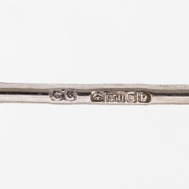 Cassandra Goad, A pair of 18K and 9K white gold earrings with diamonds ca. 0.80 ct in total.