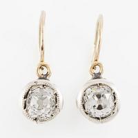 Earrings in gold and silver with cushion-cut diamonds.