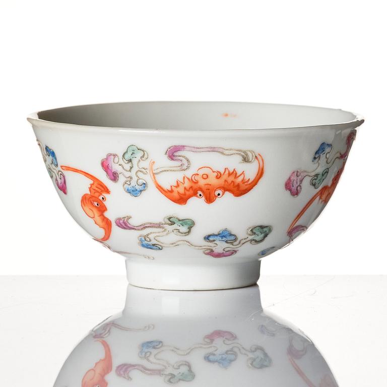 An elegant 'bat' cup, Qing dynasty, with Guangxu mark (1875-1908).