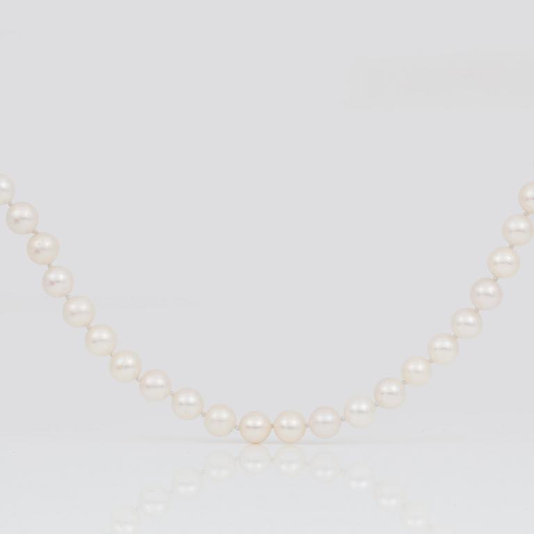 PÄRLCOLLIER,  med magnetiskt klotformat försilvrat lås och odlade vita pärlor.