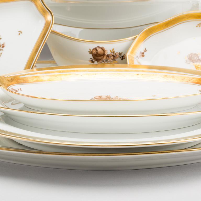 A 161 pcs Royal Copehagen Guldkurv porcelain dinner service.