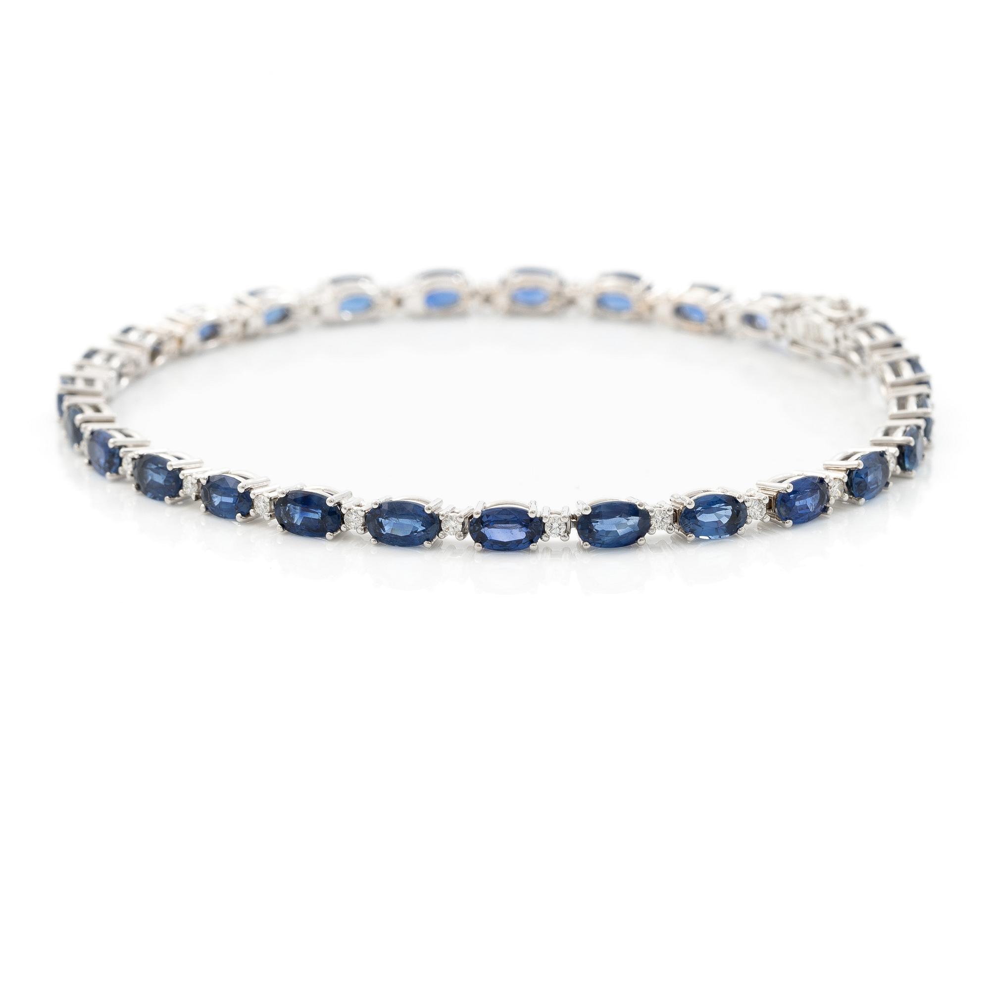 Bracelet 18K white gold with step-cut sapphires and round brilliant-cut diamonds.