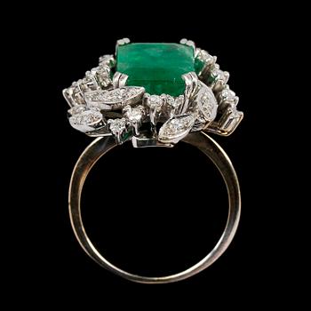 RING, trappslipad smaragd med åttkantslipade diamanter, tot. ca 0.35 ct.