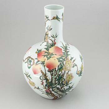 A large Chinese famille rose tianqiuping vase, modern.