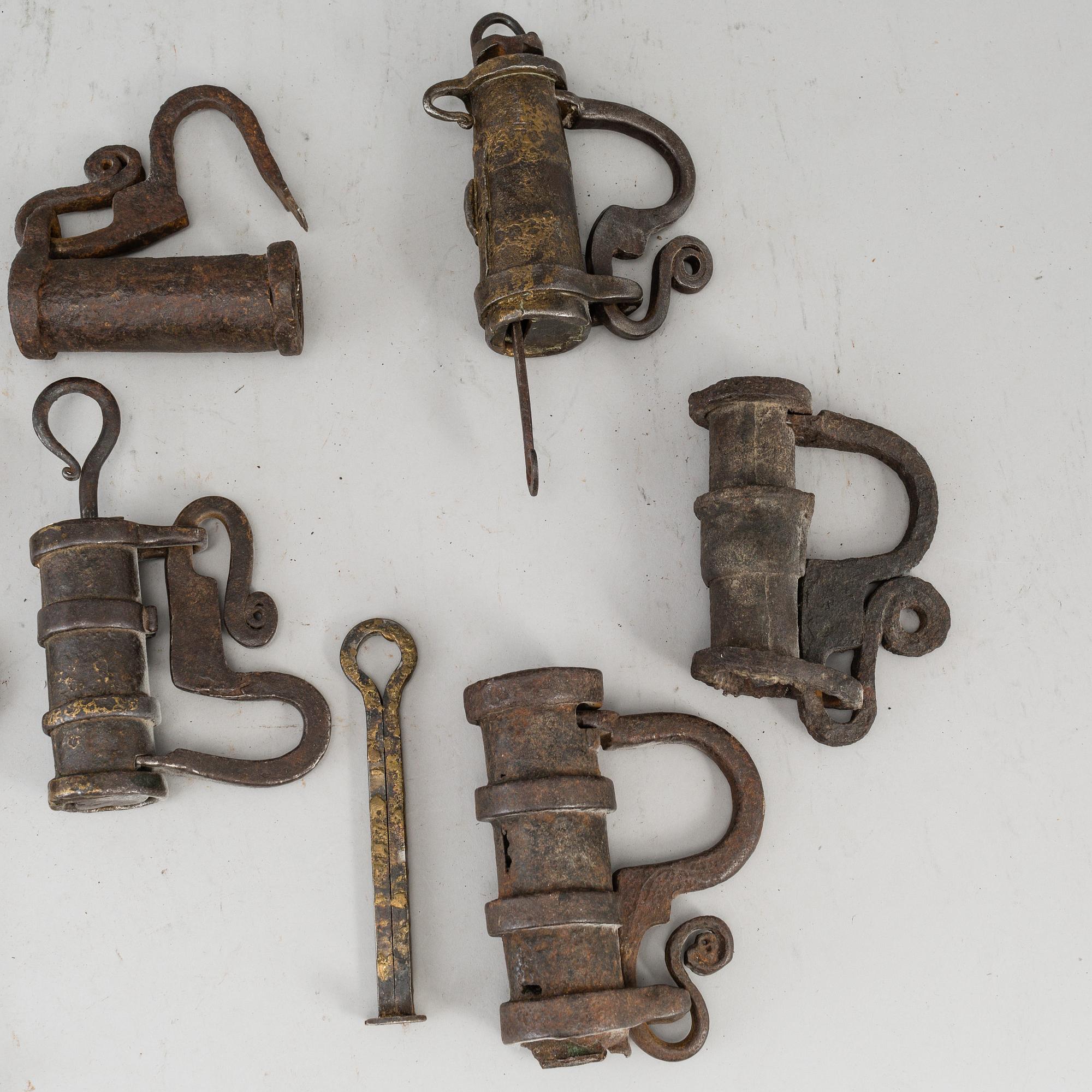 BULTLÅS, 7 st. Smide, 1700-tal.