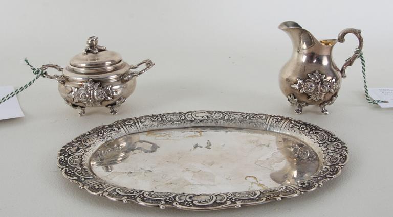 BRICKA, SOCKERSKÅL, GRÄDDKANNA. Silver, rokokostil, svenska importstplr.