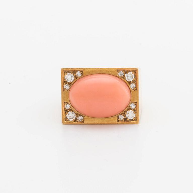 RING 18k gold w single-cut diamonds approx 0,20 ct in total and 1 coral approx 10 x 15 mm.