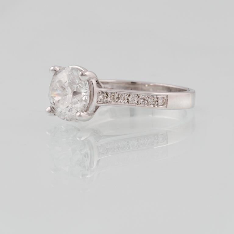 RING, 18K vitguld med briljantslipad diamant ca 2.31 ct, Milano, Italien. Vikt 4,9 gram.