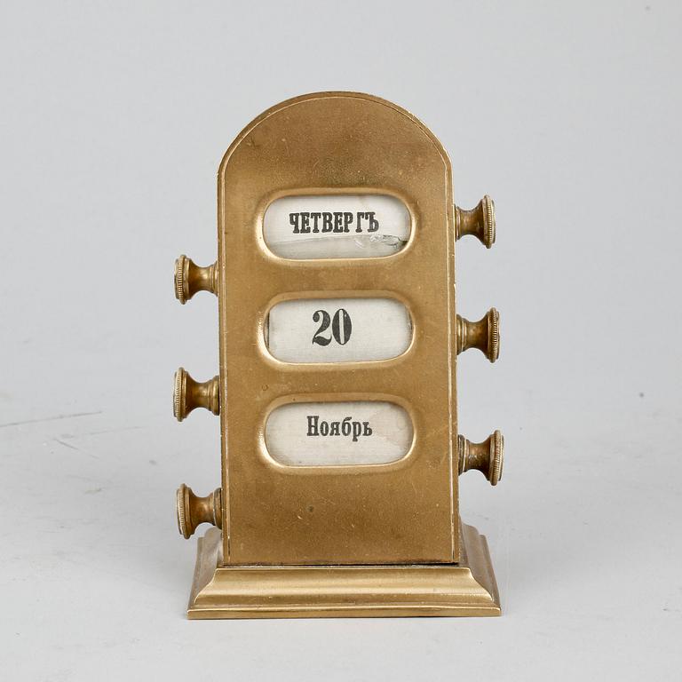 BORDSALMANACKA, mässing, Ryssland, 1900-talets början.