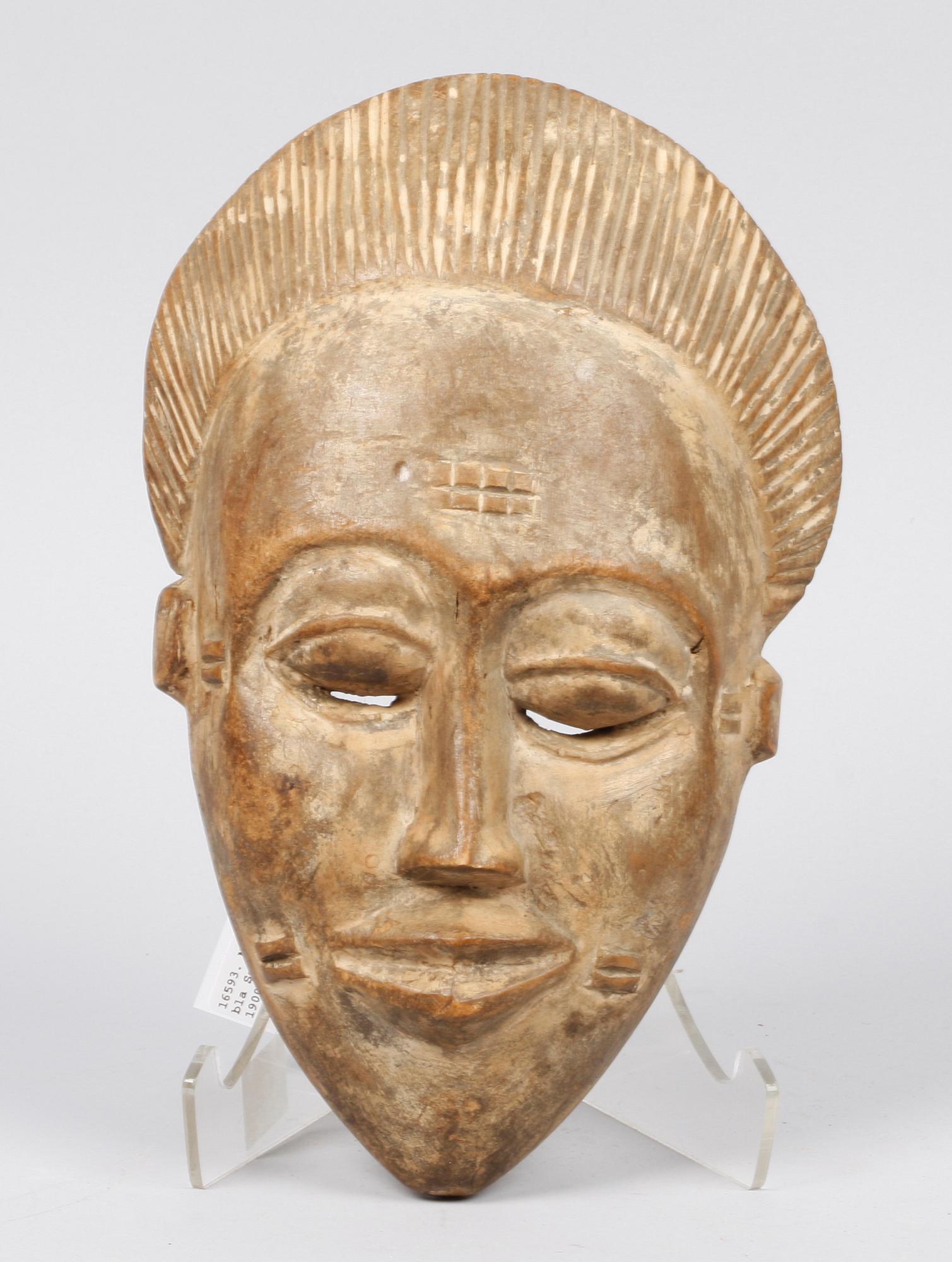 MASKER, 3 st, trä, Afrika, bla Senegal och Elfenbenskusten, 1900-tal.