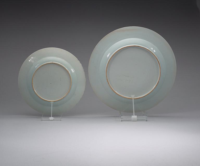 A blue and white serving dish and two plates, Qing dynasty, Qianlong (1736-95).