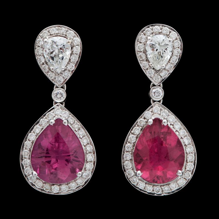 A pair of pink tourmaline, tot. 4.70 cts, and drop- and brilliant cut diamond earrings, tot. 1.25 cts.