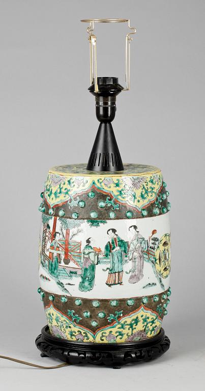 BORDSLAMPA / PALL, porslin, Kangxistil, Kina, sekelskifte 1800/1900.