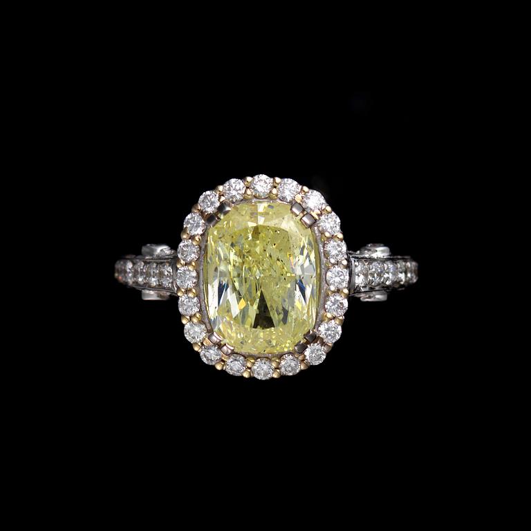 RING, 18K vitguld, diamant 5,014 ct, briljantslipade  diamanter totalt ca 0,90 ct. Vikt ca 8 g.