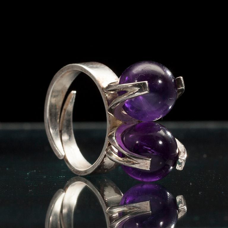 SORMUS, hopeaa ja ametistit, design Matti J. Hyvärinen, Sirokuru, Turku 1974.