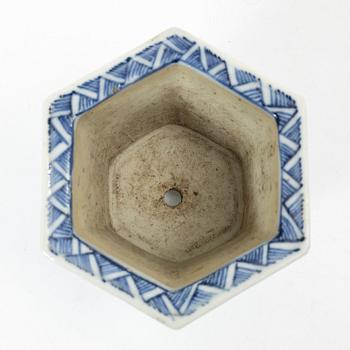 Skålar, tre stycken, samt litet blåvitt ytterfoder och lackask, porslin, Qingdynastin, 1800-tal.