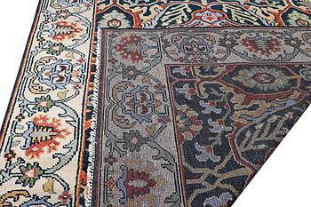 Matta, orientalisk med sk. Mamlukdesign, ca. 308 x 250 cm.