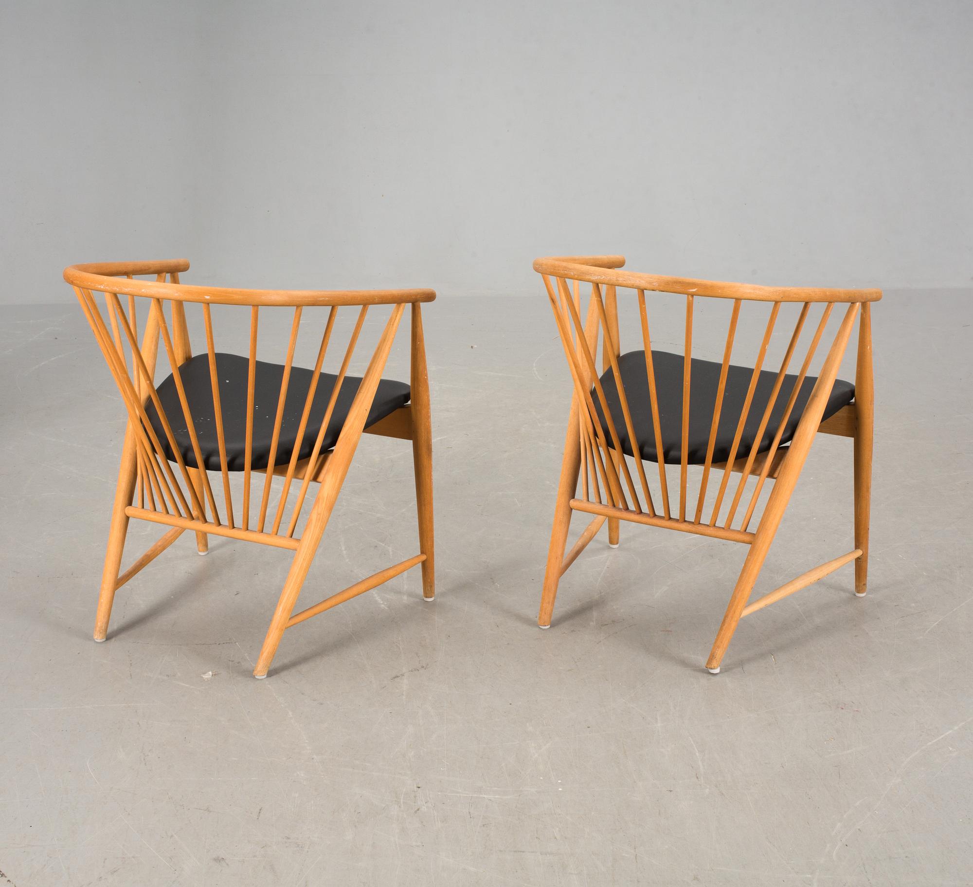 KARMSTOLAR, ett par, "Solfjädern", Sonna Rosén, Nässjö Stolfabrik. Formgiven 1948.