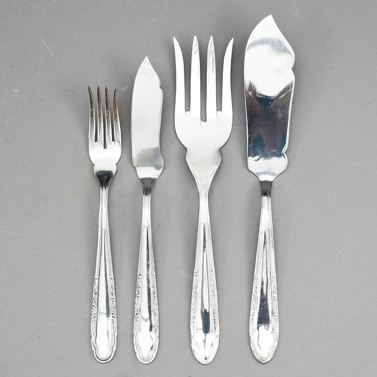 FISKBESTICK samt MATPORSLIN, i schatull, nysilver samt porslin, omkring 1900-talets mitt.