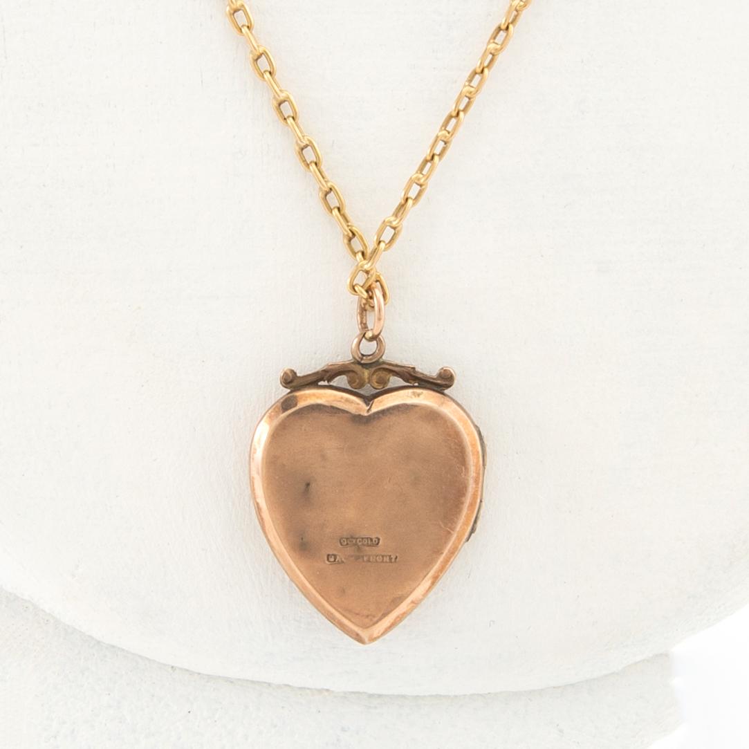 Halsband 18K guld med en berlock 9K guld i form av ett hjärta.