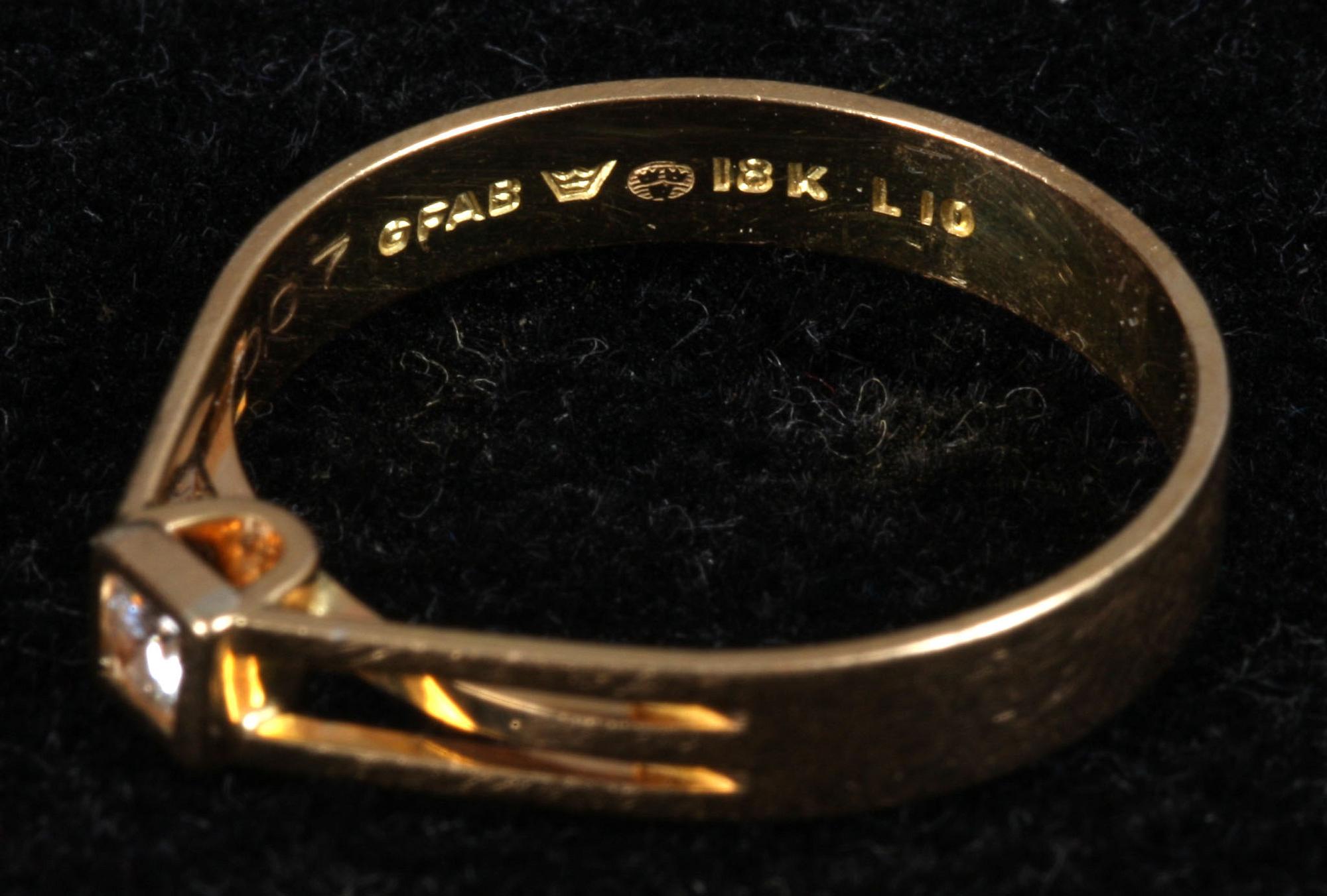 RINGAR, 2 st, 18k guld samt diamanter ca 0,07 resp 0,12 k.