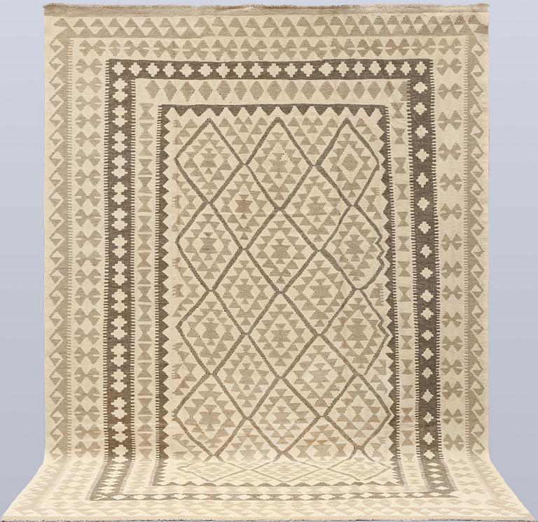 A Kelim carpet, 298 x 205 cm.