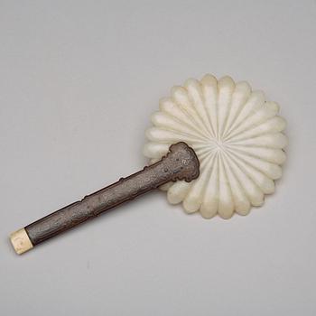 608. A carved white nephrite fan, Qing dynasty (1644-1912).