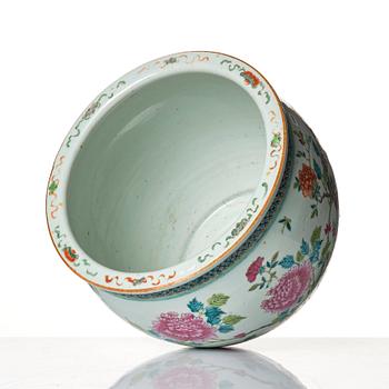 A famille rose flower pot, Qing dynasty, circa 1900.