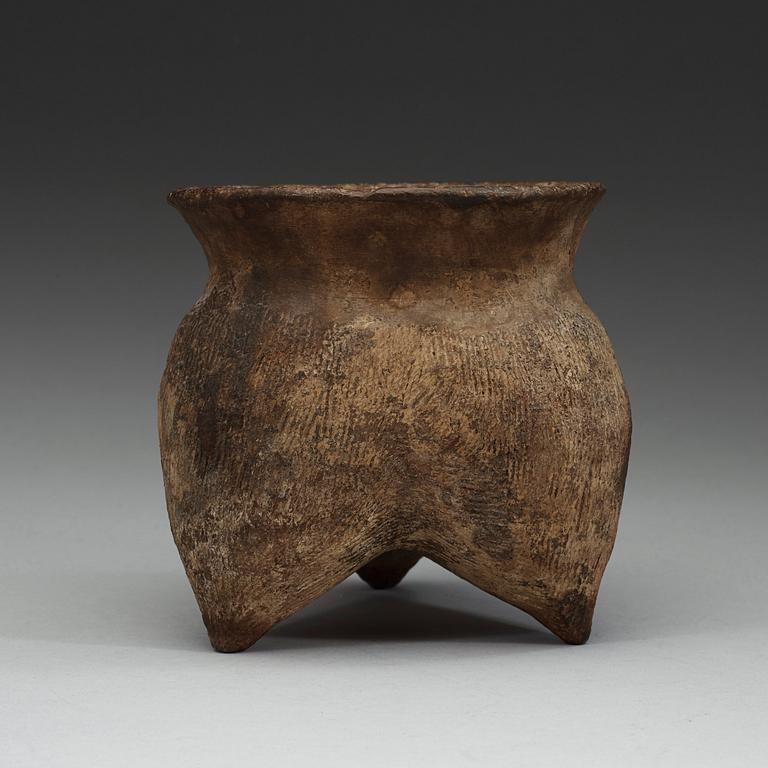 TRIPOD, grått lergods. Neolitisk tid, ca 1500 fkr.
